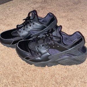 Black huaraches
